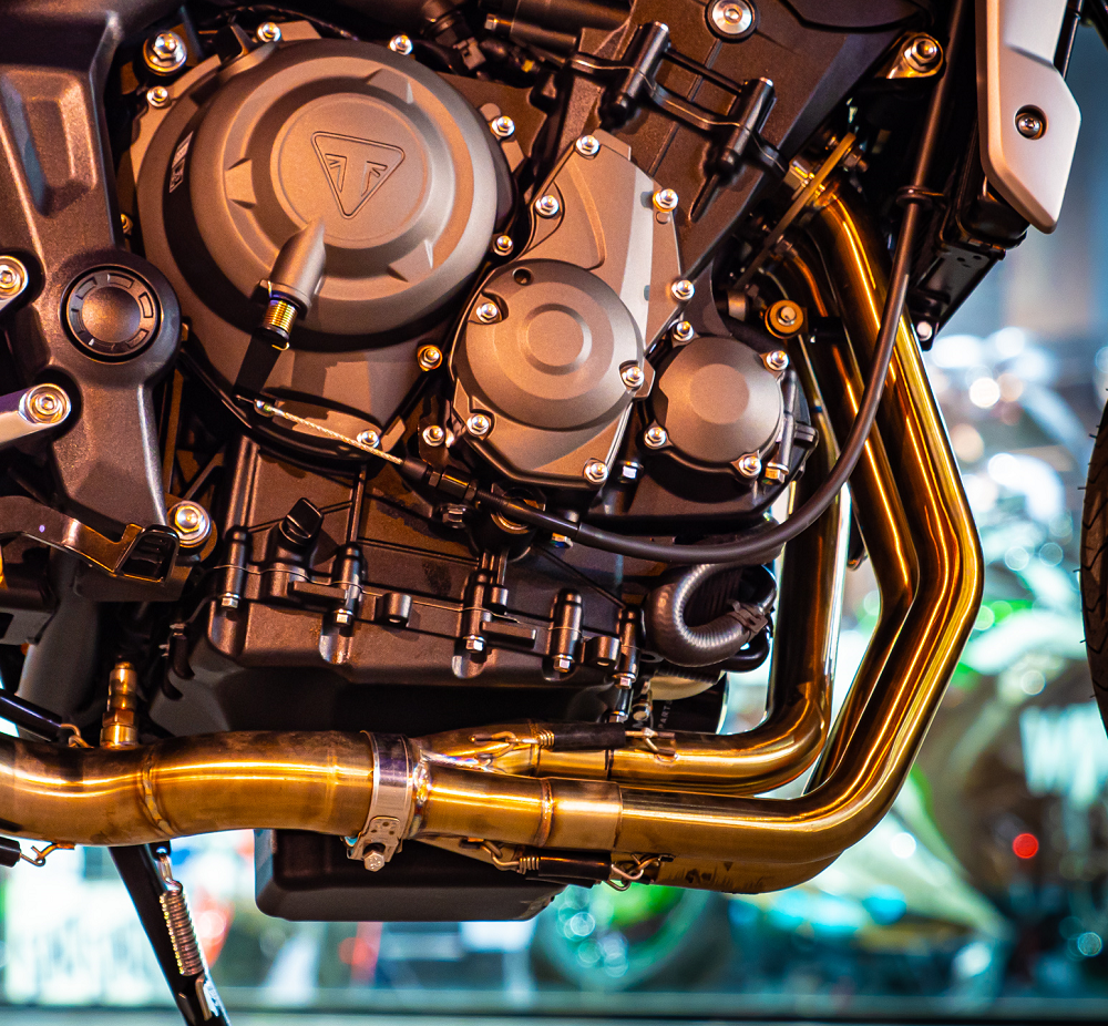 Pot echappement compatible avec Triumph Tiger Sport 660 2022-2024, M3 Poppy , Pot échappement complet, non légal pour les pays de l'UE, avec db killer amovible 