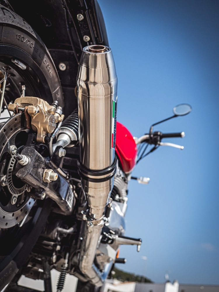 Pot echappement compatible avec Royal Enfield Interceptor 650 2021-2025, Deeptone Inox, Pot échappement double, pas légal pour les pays membres de l'UE, compris db killers amovibles et les tuyaux de liaison 