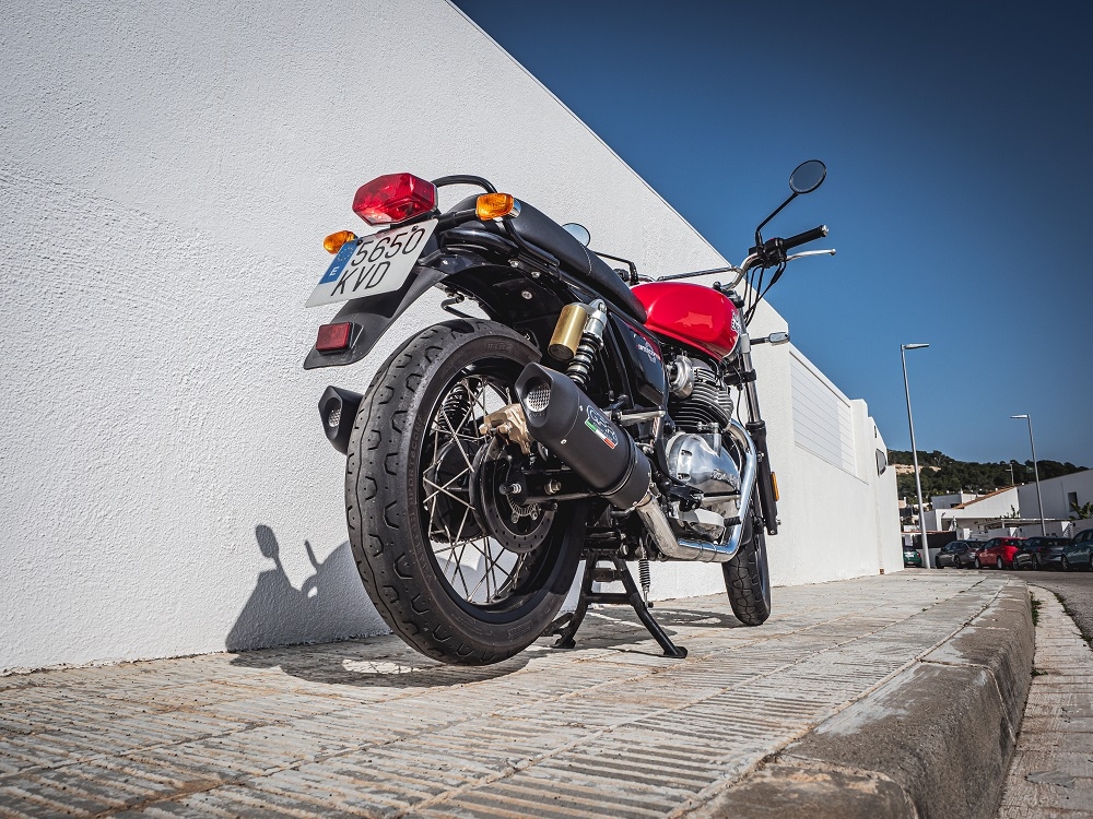 Pot echappement compatible avec Royal Enfield Interceptor 650 2021-2025, Furore Evo4 Nero, Pot échappement double, pas légal pour les pays membres de l'UE, compris db killers amovibles et les tuyaux de liaison 