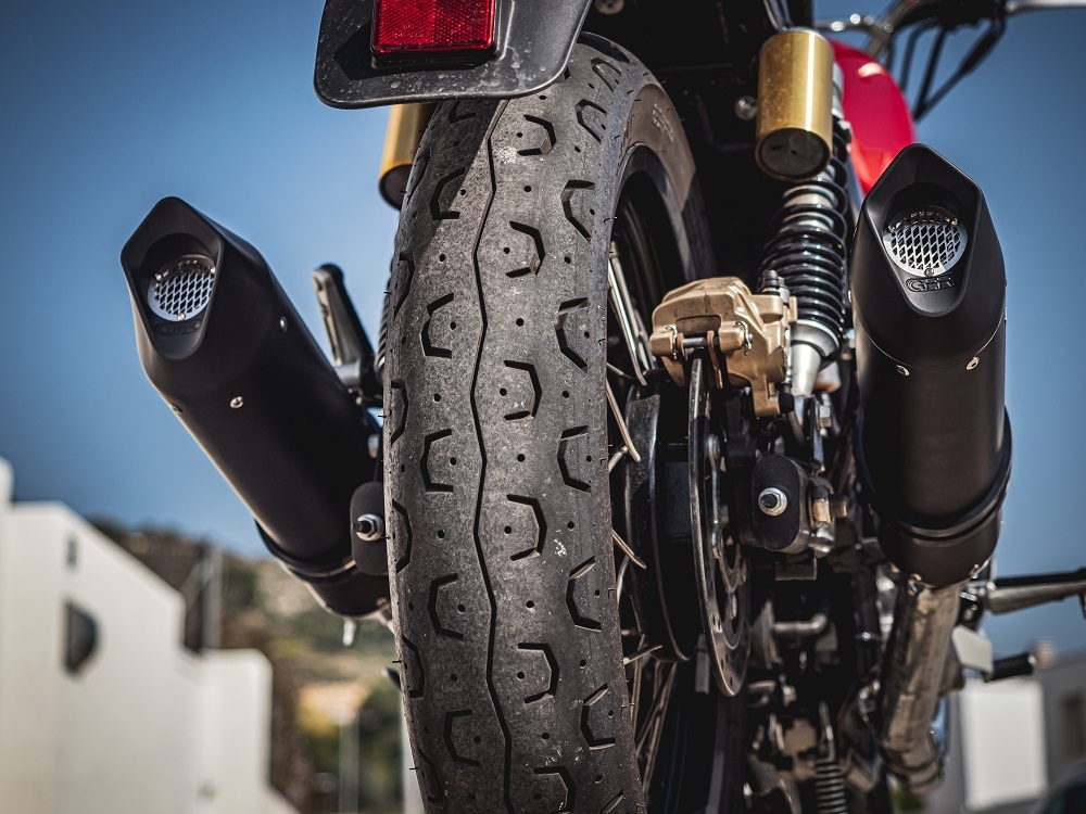 Pot echappement compatible avec Royal Enfield Interceptor 650 2021-2025, Furore Evo4 Nero, Pot échappement double, pas légal pour les pays membres de l'UE, compris db killers amovibles et les tuyaux de liaison 