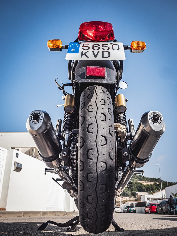 Pot echappement compatible avec Royal Enfield Continental 650 2021-2024, Satinox, Pot échappement double, pas légal pour les pays membres de l'UE, compris db killers amovibles et les tuyaux de liaison 