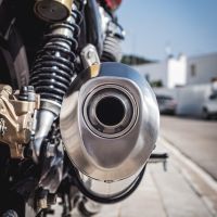 Pot echappement compatible avec Royal Enfield Continental 650 2021-2024, Satinox, Pot échappement double, pas légal pour les pays membres de l'UE, compris db killers amovibles et les tuyaux de liaison 