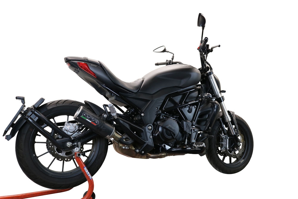 Pot echappement compatible avec Benelli 502 C 2021-2024, M3 Black Titanium, Échappement légal, homologué,silencieux avec db killer amovible et tuyau de liaison spécifique 