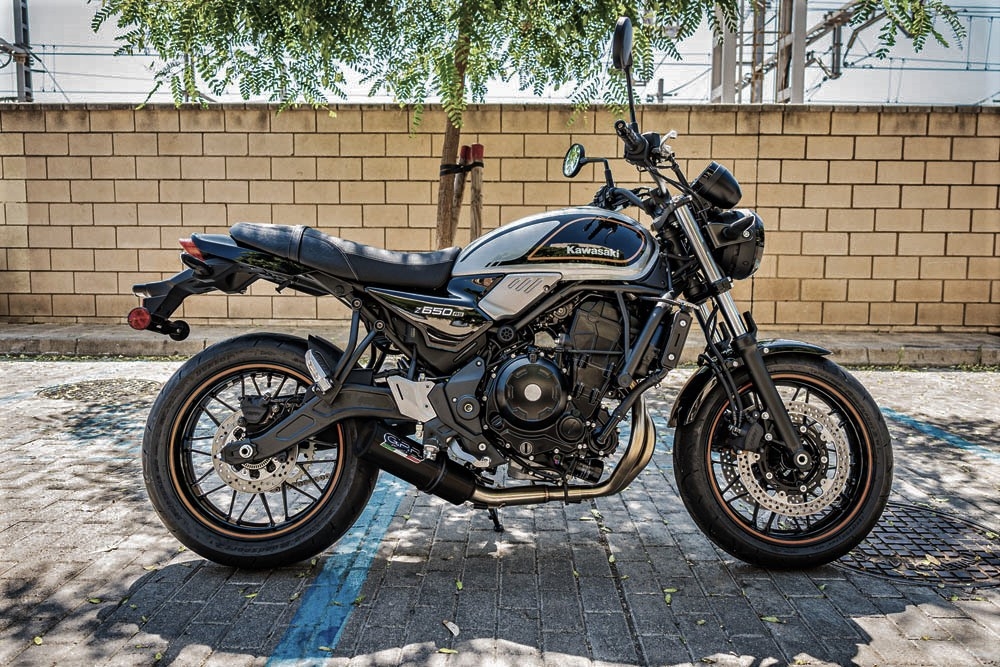 Pot echappement compatible avec Kawasaki Z 650 RS 2021-2023, M3 Black Titanium, Pot echappement racing, ligne complet, fourni avec collecteur spécifique, article sans homologation 