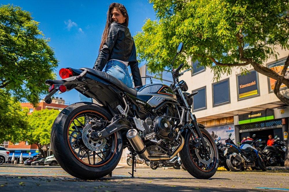 Pot echappement compatible avec Kawasaki Z 650 RS 2021-2023, M3 Inox , Pot échappement complet, non légal pour les pays de l'UE, avec db killer amovible 