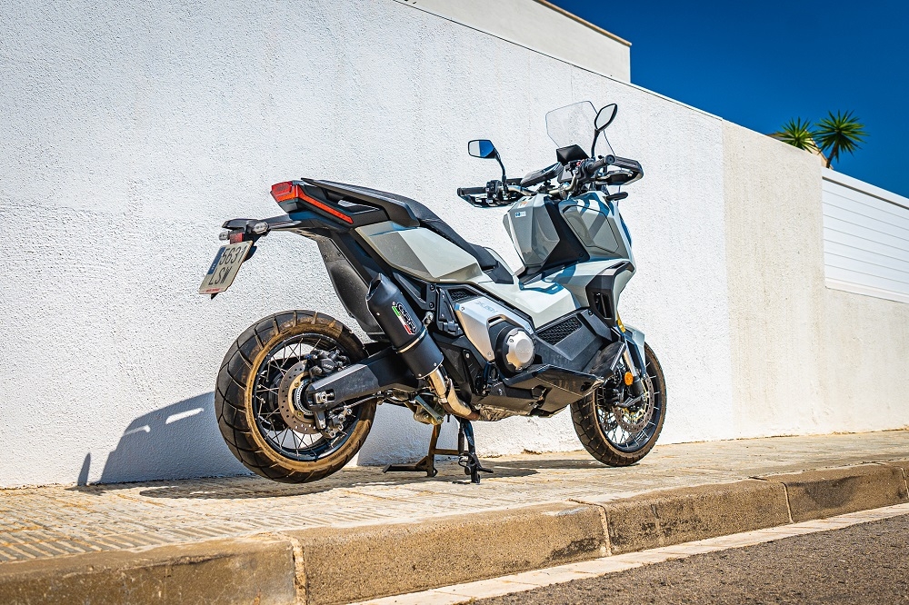 Pot echappement compatible avec Honda X-Adv 750 2021-2024, Furore Evo4 Nero, Échappement légal, homologué,silencieux avec db killer amovible et tuyau de liaison spécifique 