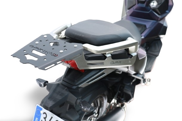 Top case GPR TECH compatible with  Sym ADX 125 2024/2026 e5 Plus Top Case Alpitech en aluminium, couleur argent avec plaque spécifique incluse Capacité Litres 26